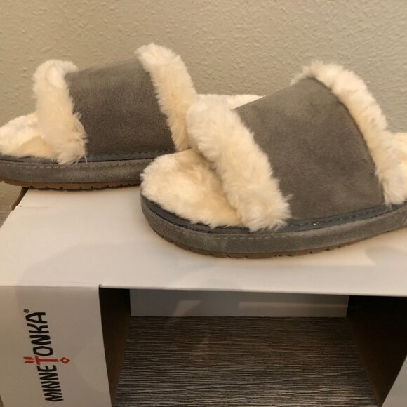 Minnetonka Faux Fur Slippers for Women - New in Box - Picture 3 of 6